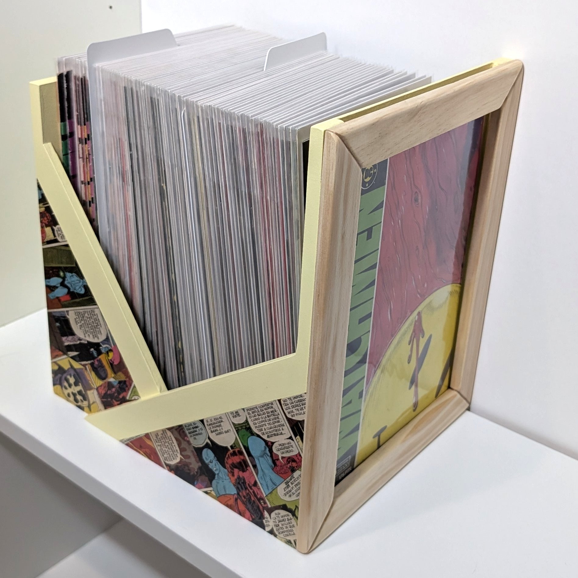 Vista lateral de una caja abierta para grapas en estantería, mostrando el fondo y el acceso a las grapas.