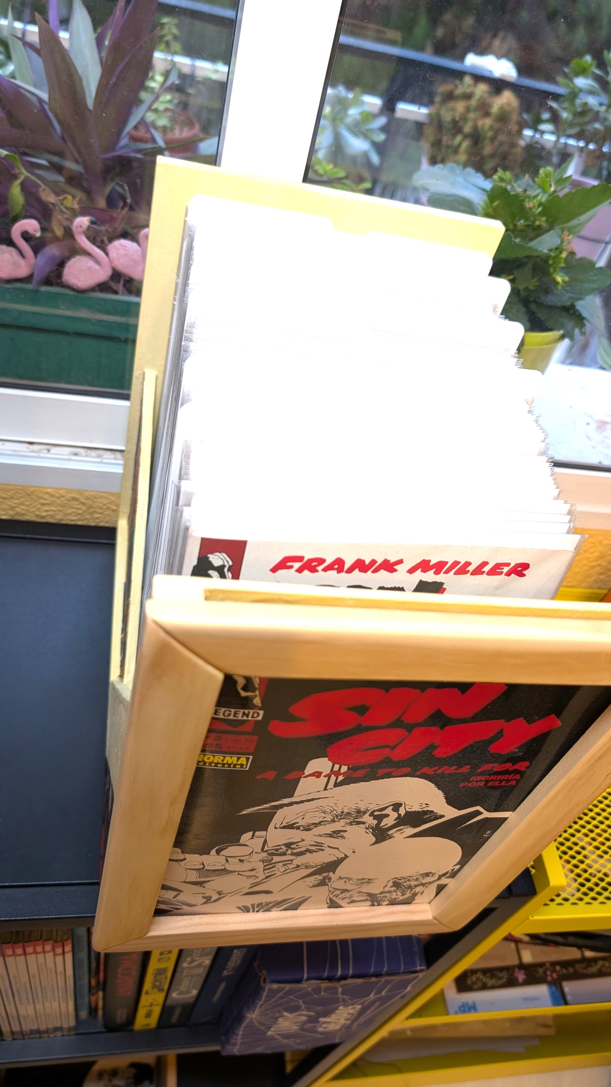 Caja expositora de cómics en madera con marco frontal de diseño artesanal Frikajas llena de comics