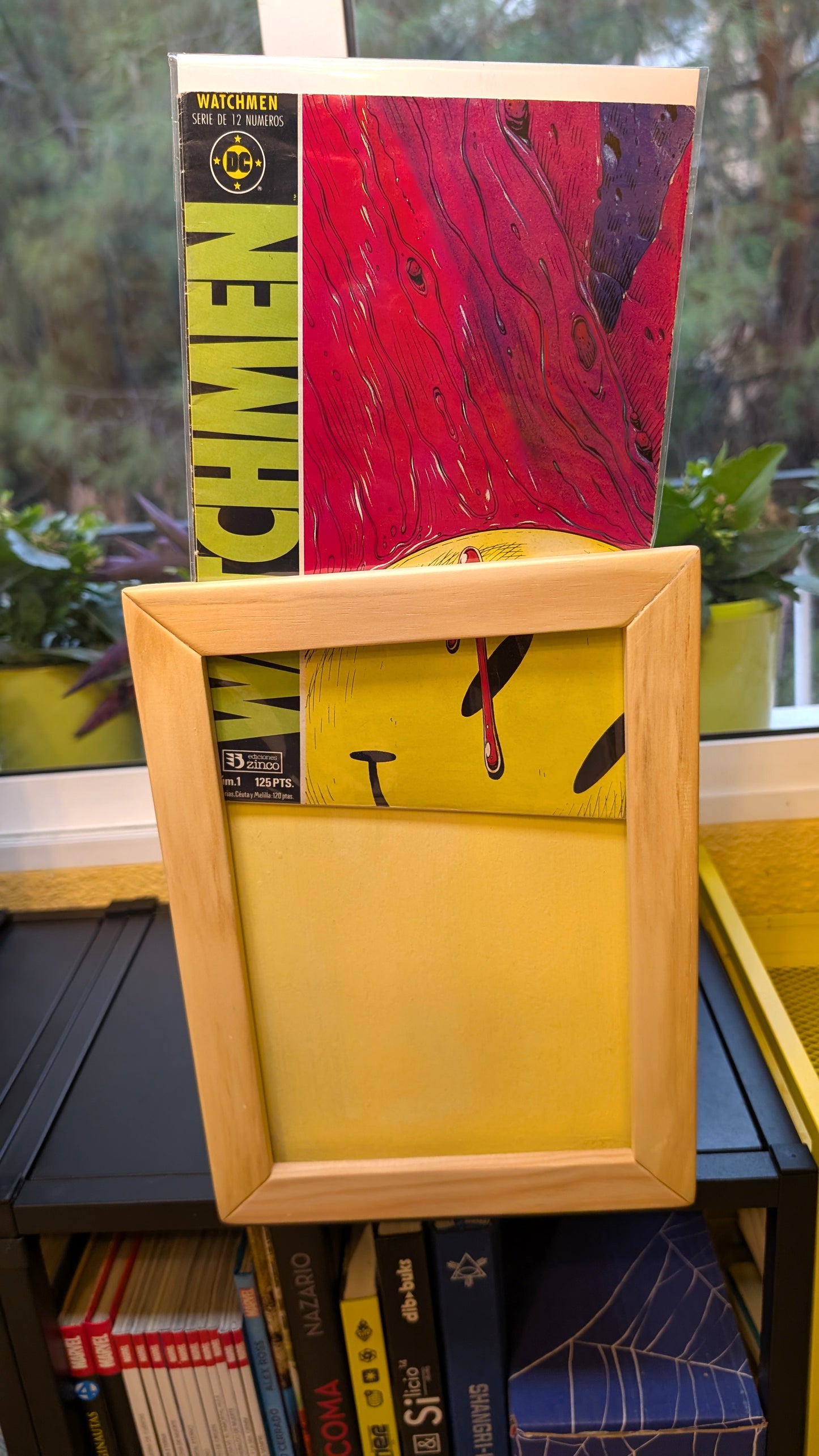 Caja expositora de cómics en madera con marco frontal de diseño artesanal Frikajas