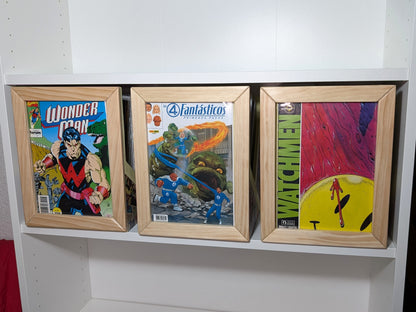 Tres cajas abiertas para grapas en una balda de IKEA Billy, con portadas visibles en el frontal.