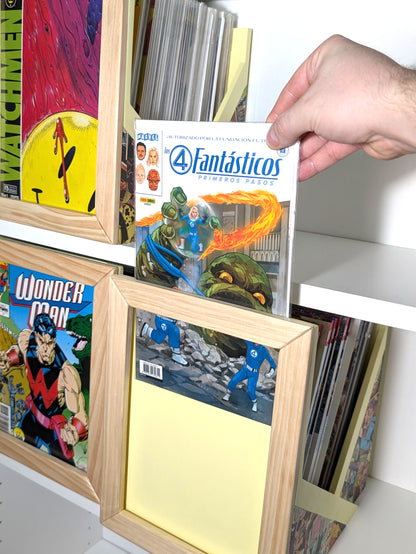 Mano colocando una grapa en el marco expositor frontal de la caja abierta en estantería.