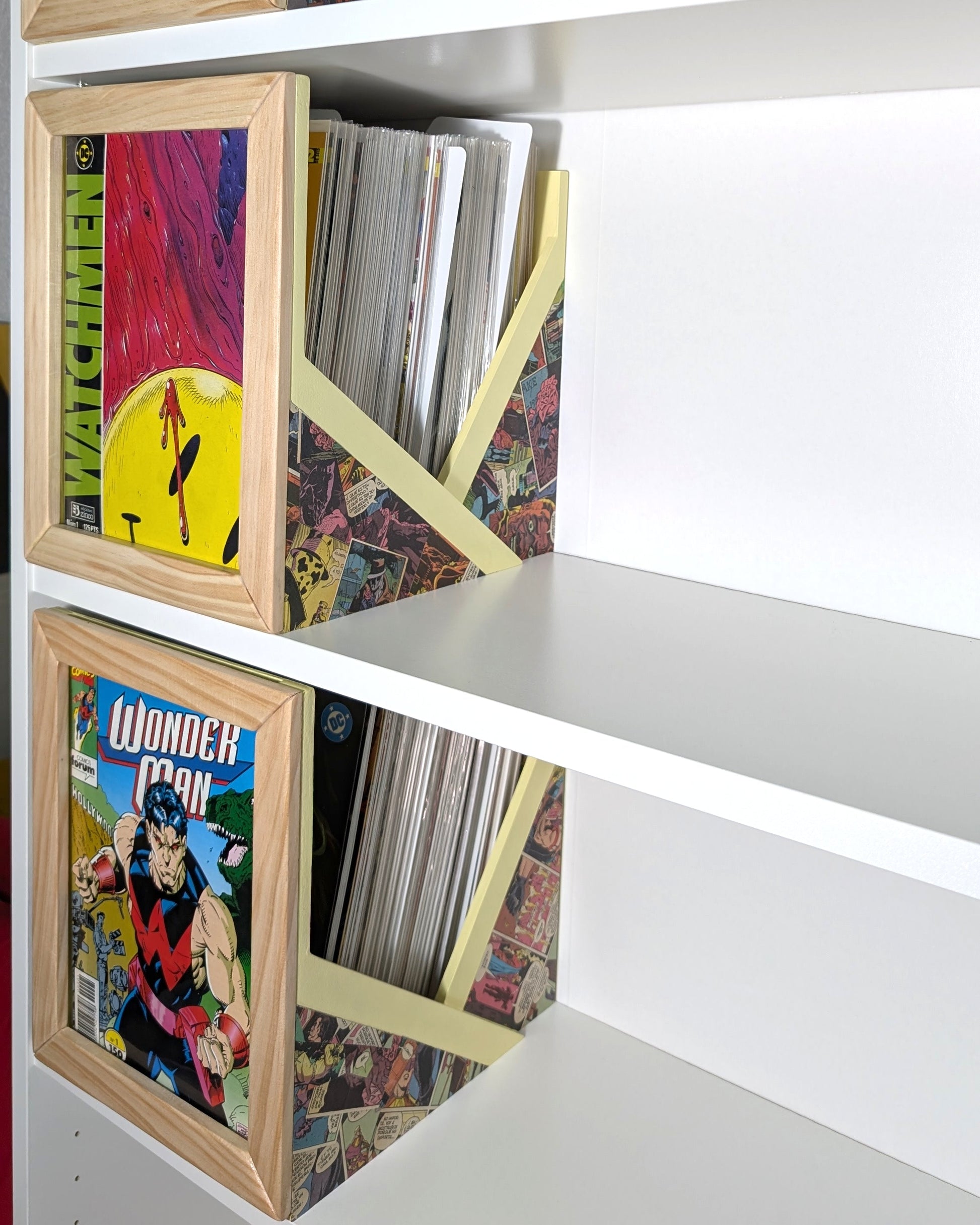 Cajas abiertas para grapas colocadas en varios estantes de una estantería IKEA Billy.