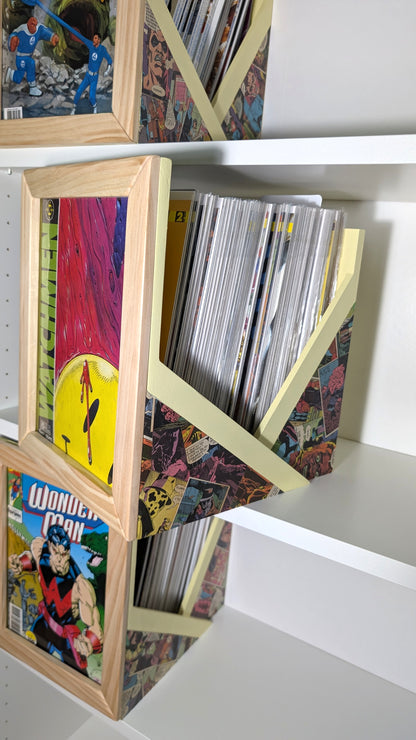 Tres cajas abiertas para grapas vistas de lado en estantería, mostrando profundidad y organización interior.